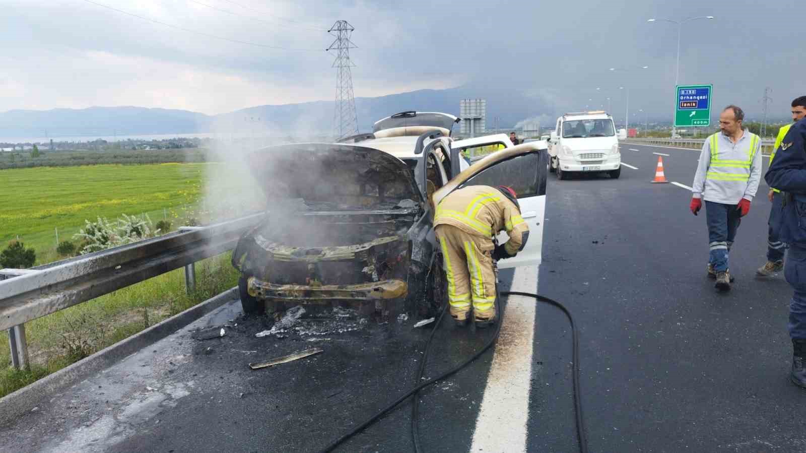 Kuveytli ailenin bulunduğu otomobil alev topuna döndü