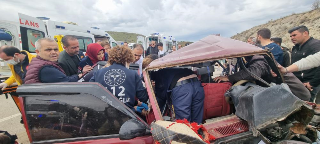 Afyonkarahisar'da korkunç kaza! AK Partili aday seçim gezisini bırakıp yaralıların yardımına koştu