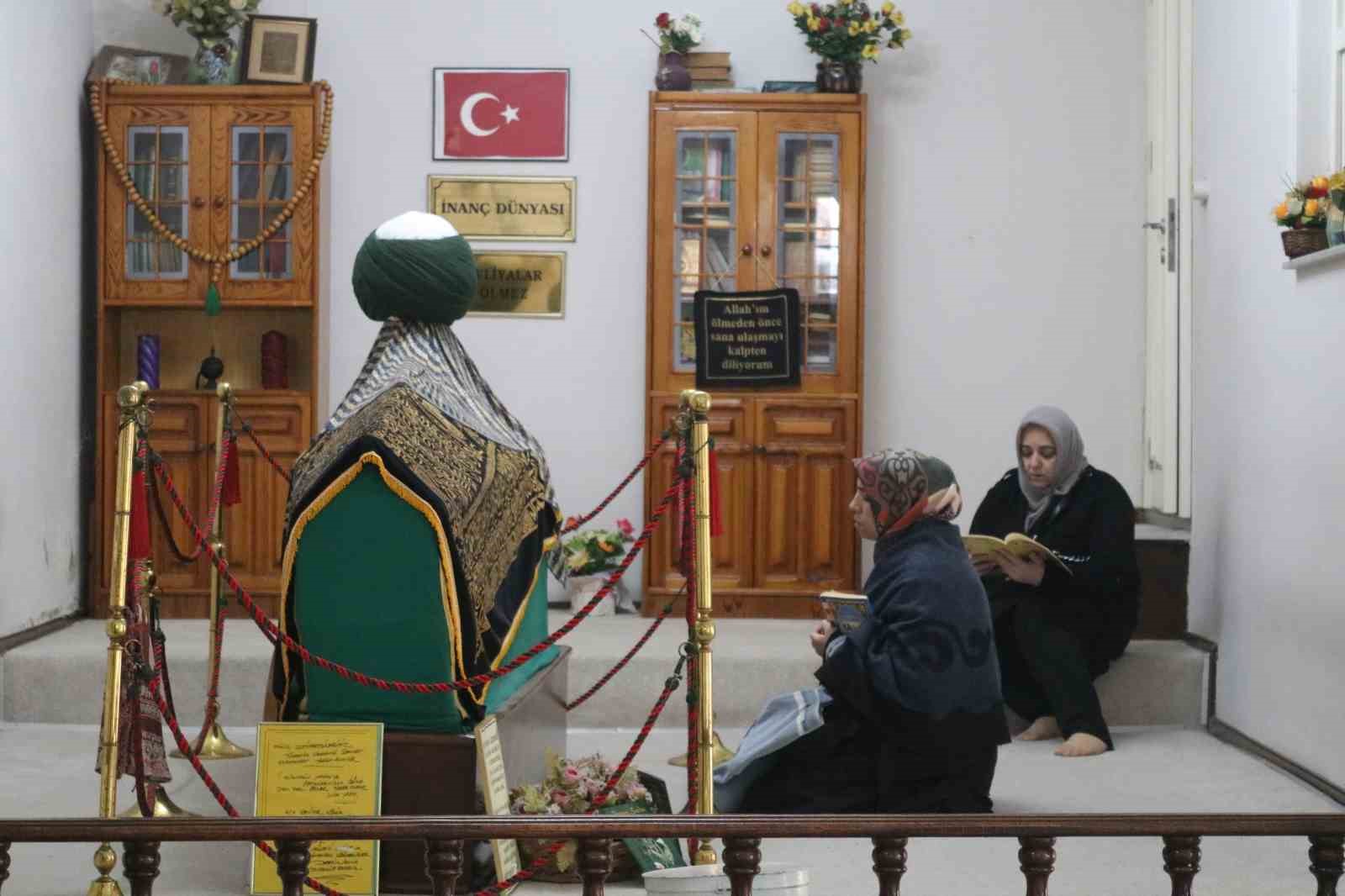 Evin içindeki türbe Ramazan’da ilgi odağı oldu