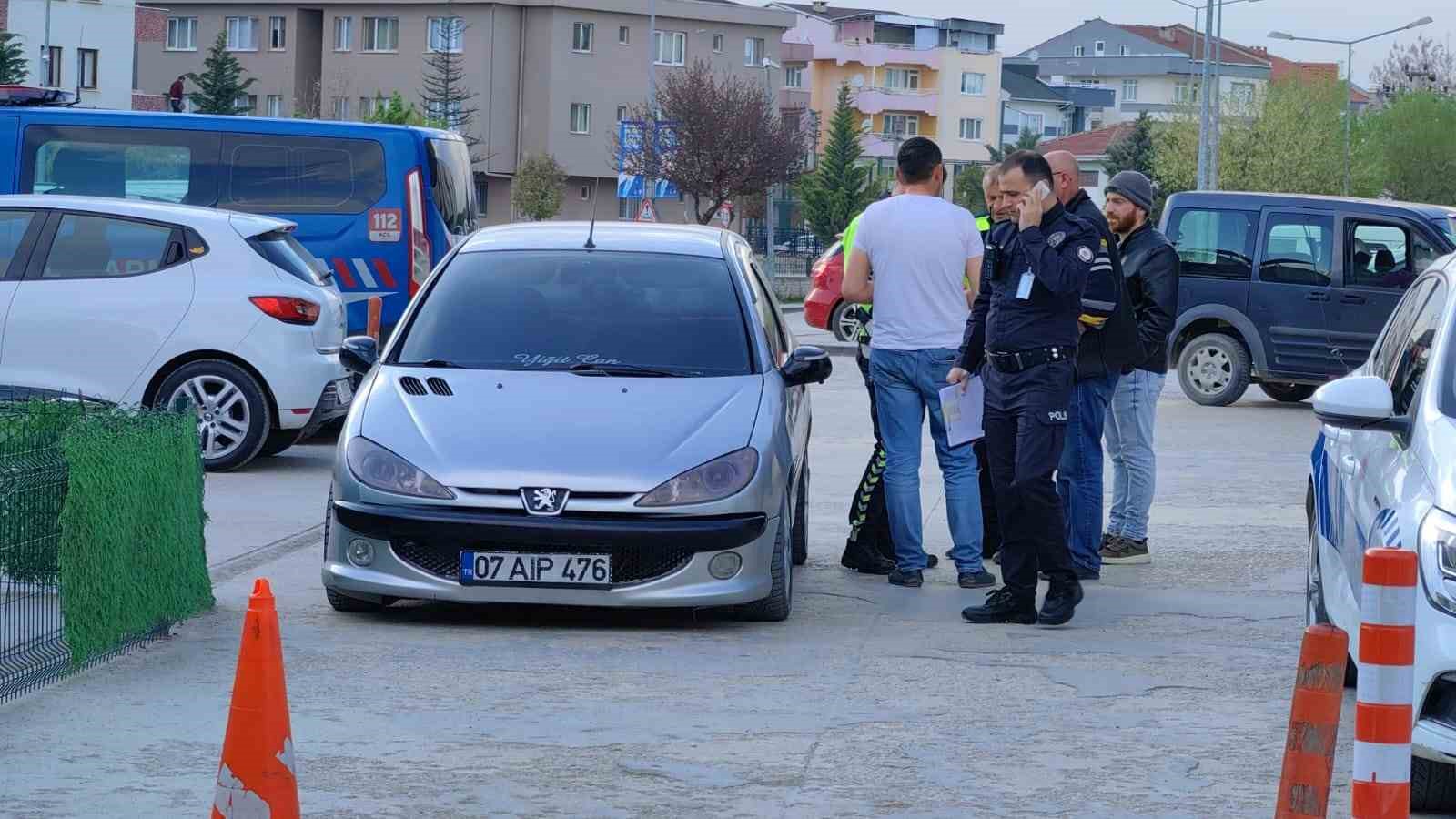 Yolda savrulan aracın bisiklete çarptığı anlar saniye saniye kamerada