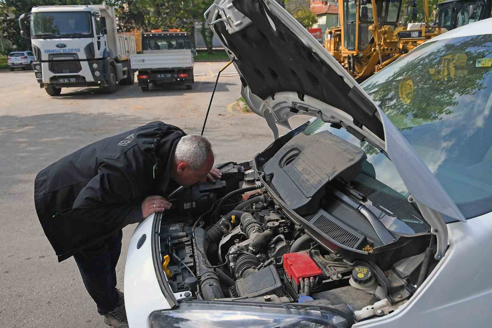 Motora sıkışan kedi için seferberlik