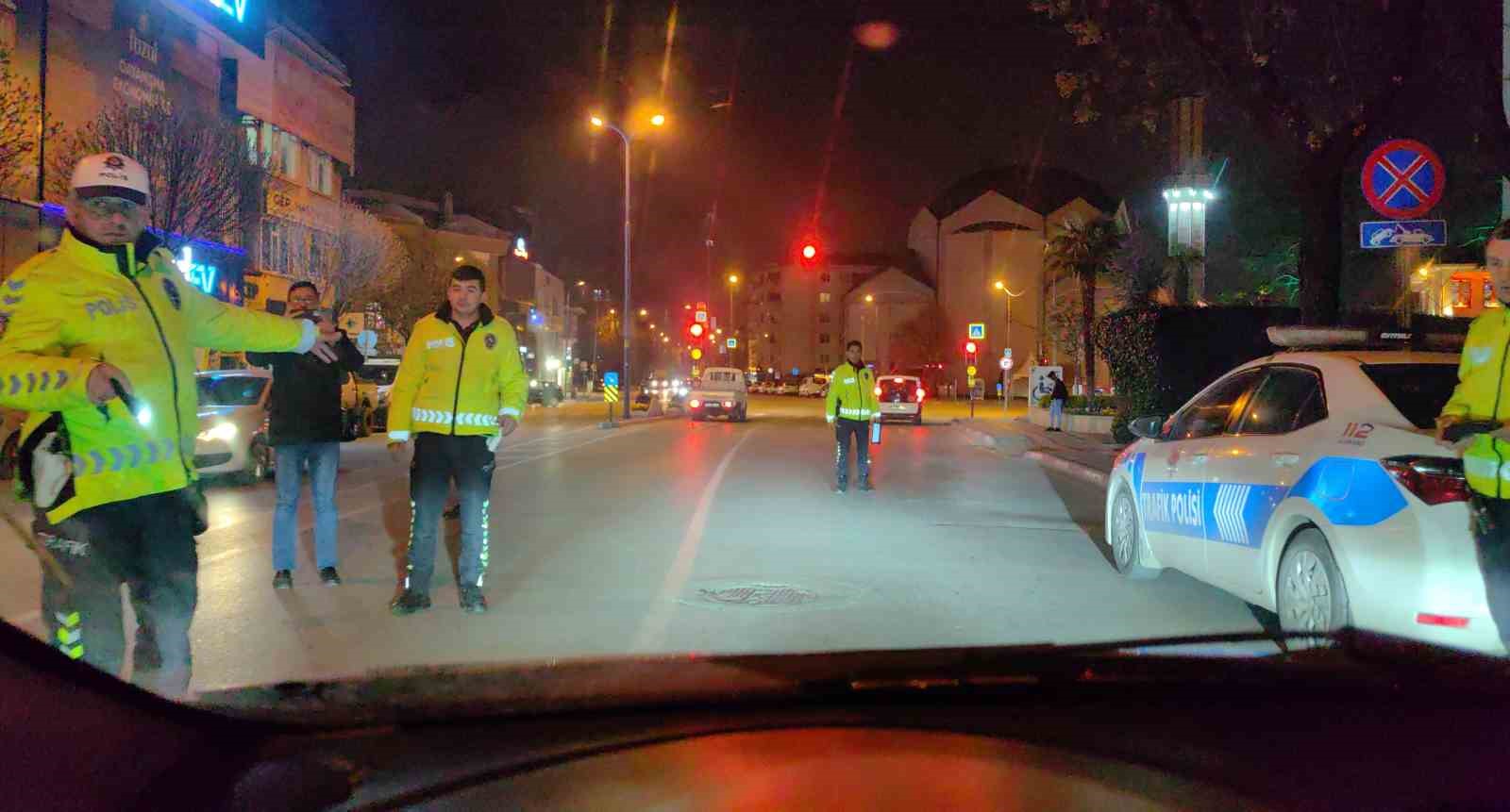 Uygulama yapan polis ekiplerine pastalı sürpriz