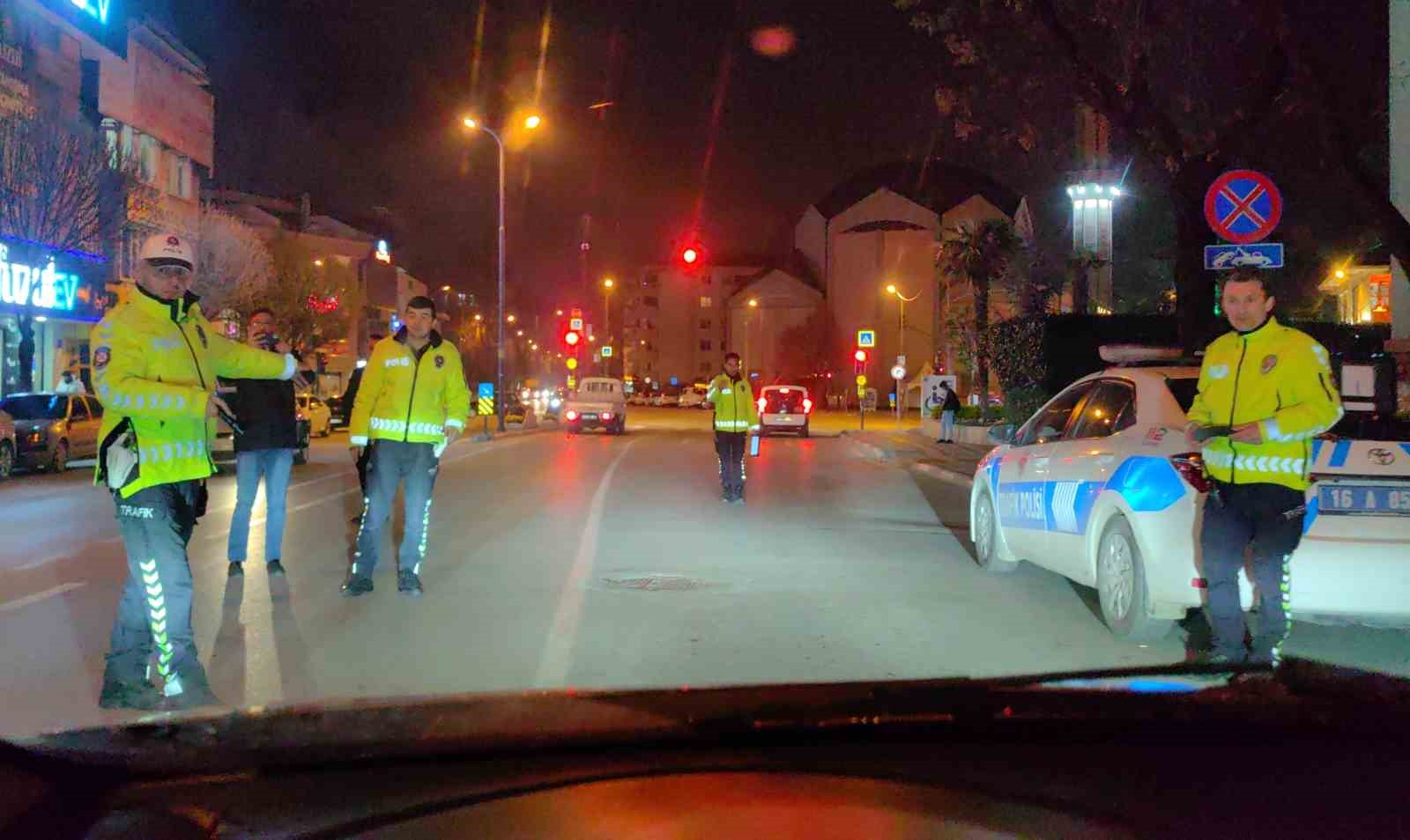 Uygulama yapan polis ekiplerine pastalı sürpriz