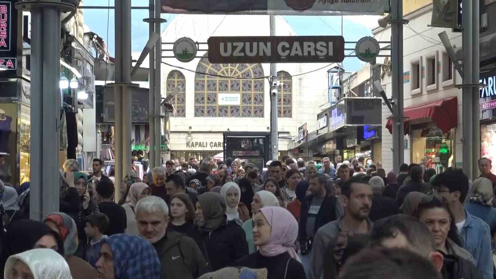 Bursa tarihi Uzun Çarşı’da bayram yoğunluğu