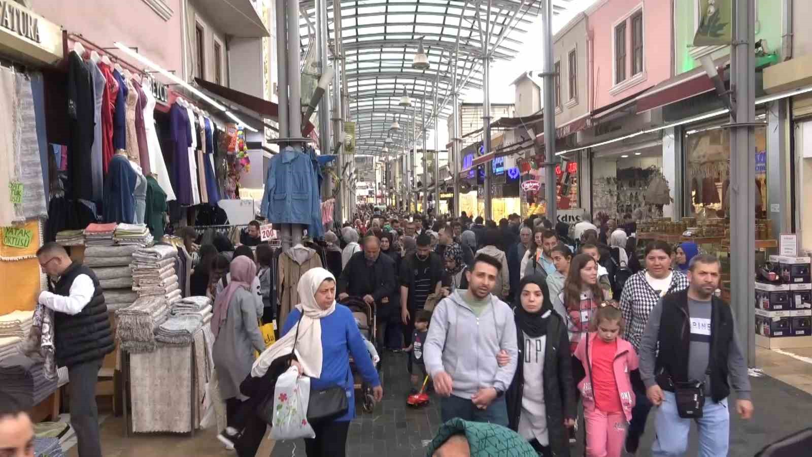 Bursa tarihi Uzun Çarşı’da bayram yoğunluğu