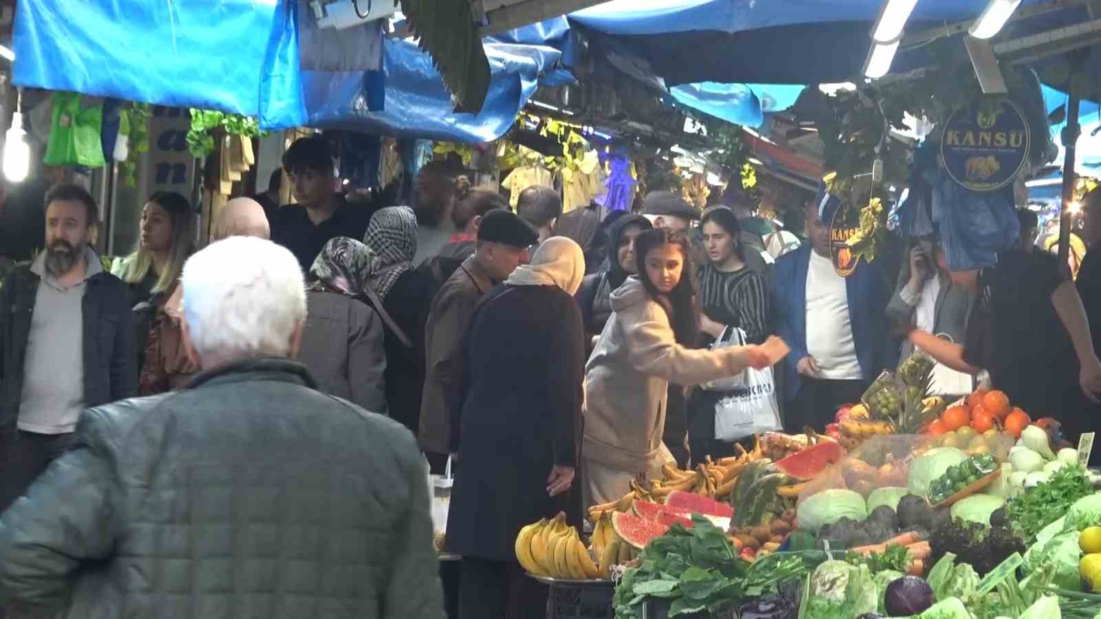 Bursa tarihi Uzun Çarşı’da bayram yoğunluğu