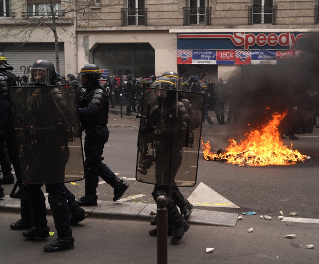 Protestolar sonrası yangın yerine dönen Paris'te çöp toplayıcıları, 13 Nisan'da süresiz greve gidecek