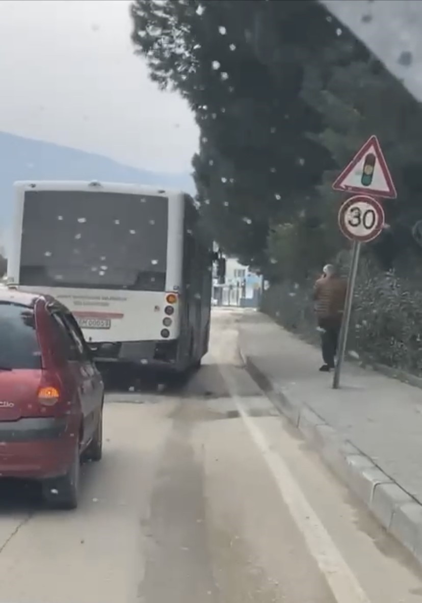 Trafikteki yan yan seyreden özel halk otobüsü kameralarda