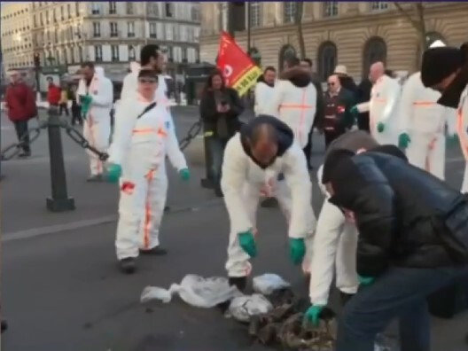 Paris'te grevdeki kanalizasyon çalışanları, belediyenin önüne fare ölüleri yığdı