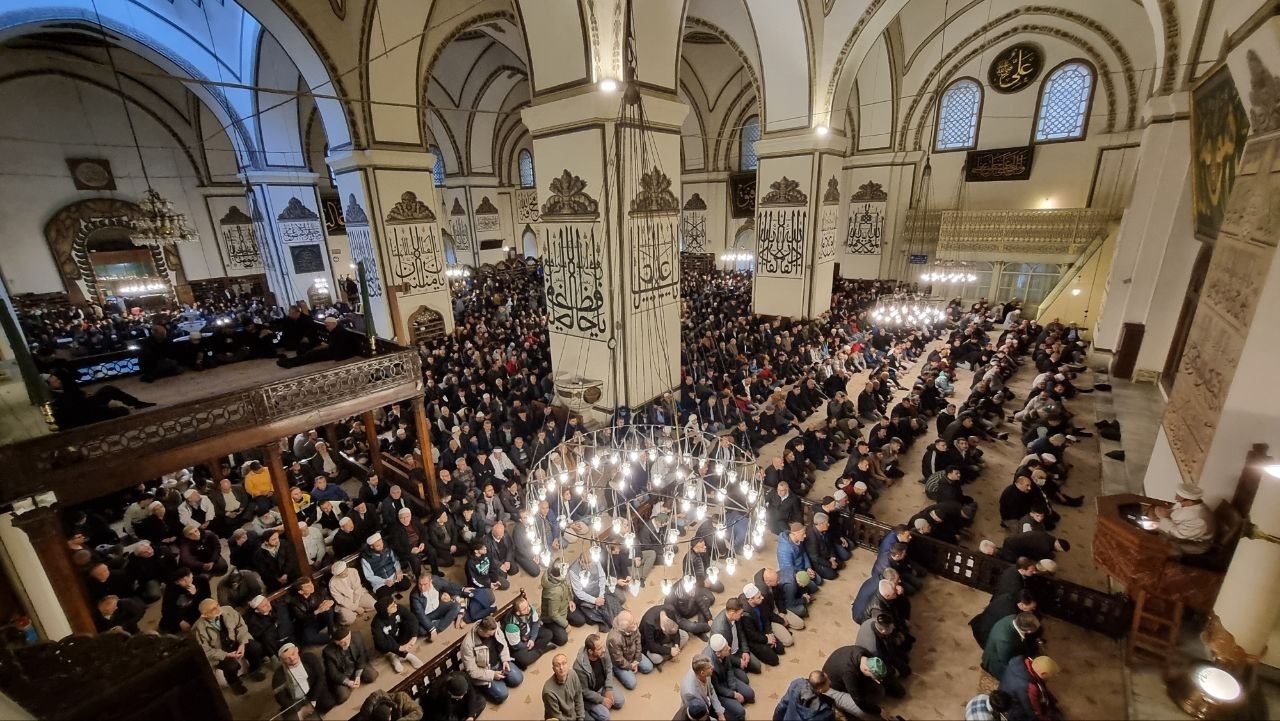 Bayram namazı kılmak isteyen vatandaşlar tarihi Ulu Camii’ne akın etti: Kilometrelerce oluşan trafik havadan görüntülendi