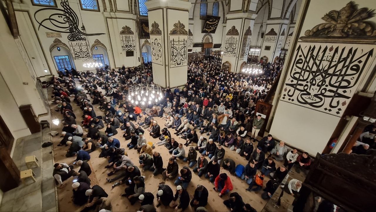 Bayram namazı kılmak isteyen vatandaşlar tarihi Ulu Camii’ne akın etti: Kilometrelerce oluşan trafik havadan görüntülendi