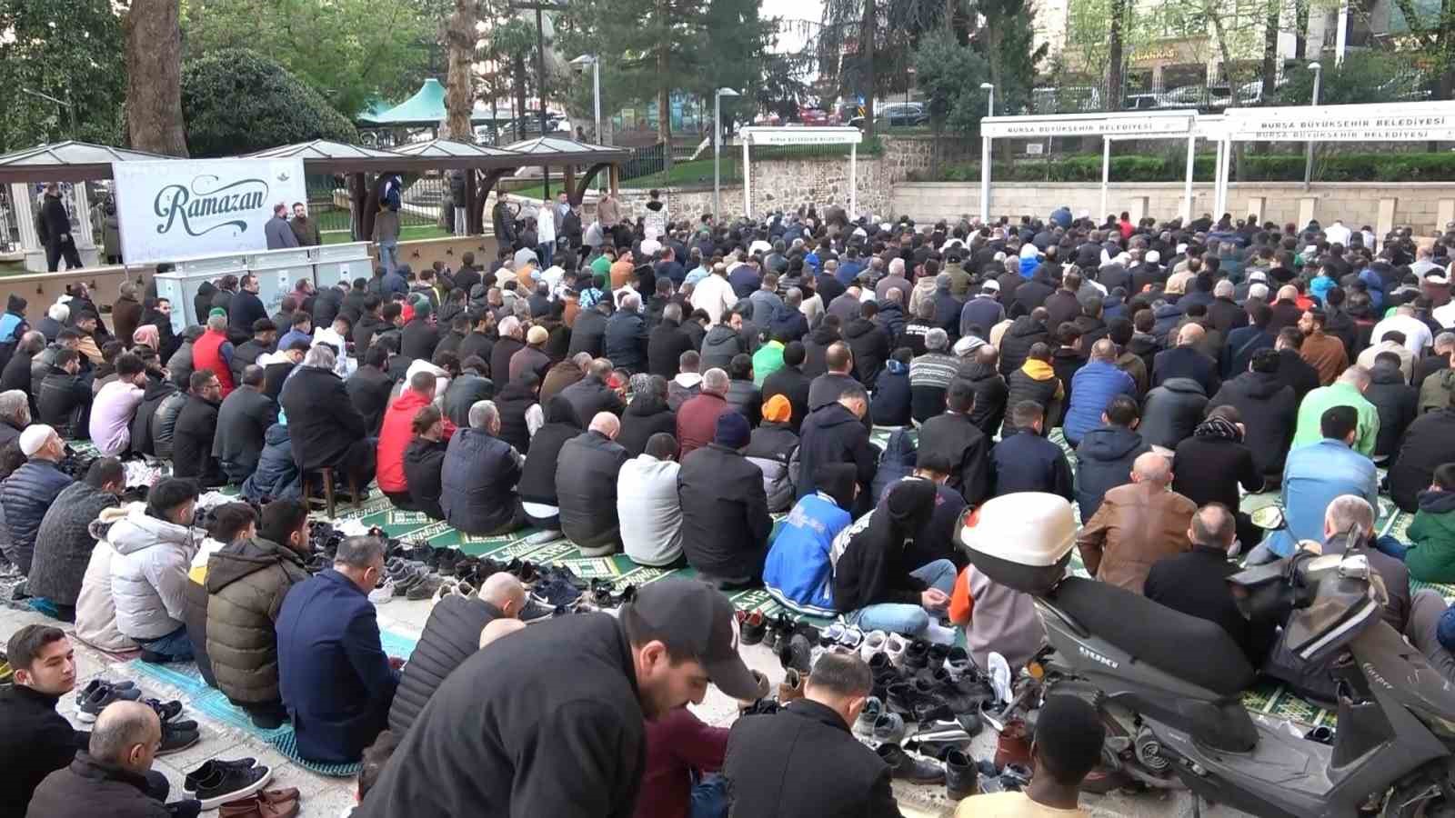 Bayram namazı kılmak isteyen vatandaşlar tarihi Ulu Camii’ne akın etti: Kilometrelerce oluşan trafik havadan görüntülendi