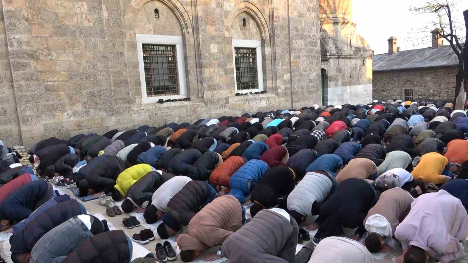 Bayram namazı kılmak isteyen vatandaşlar tarihi Ulu Camii’ne akın etti: Kilometrelerce oluşan trafik havadan görüntülendi