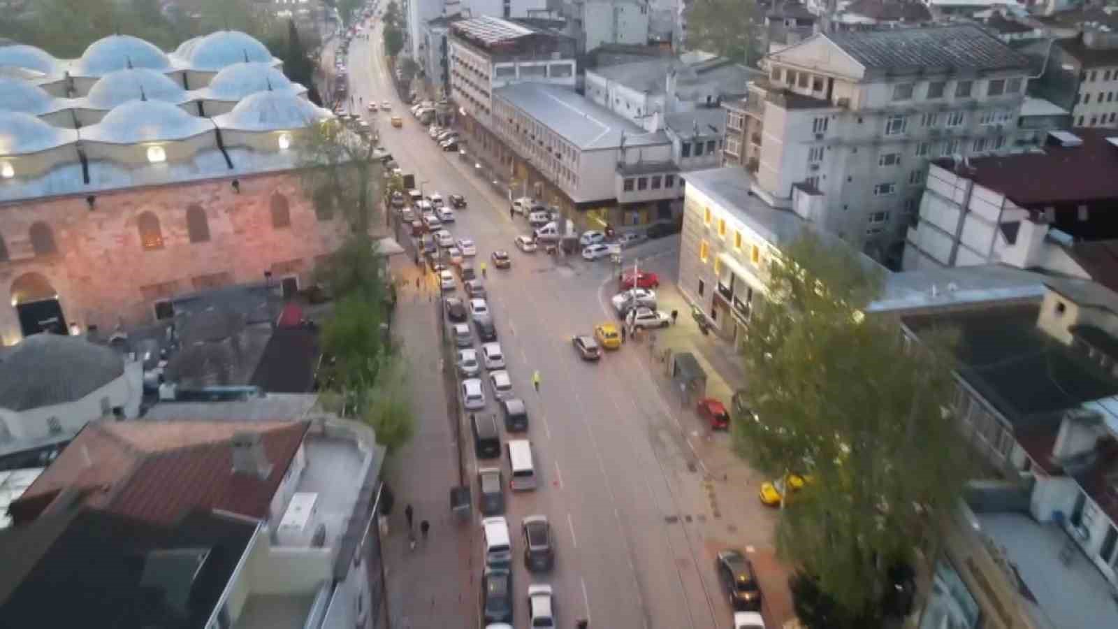 Bayram namazı kılmak isteyen vatandaşlar tarihi Ulu Camii’ne akın etti: Kilometrelerce oluşan trafik havadan görüntülendi