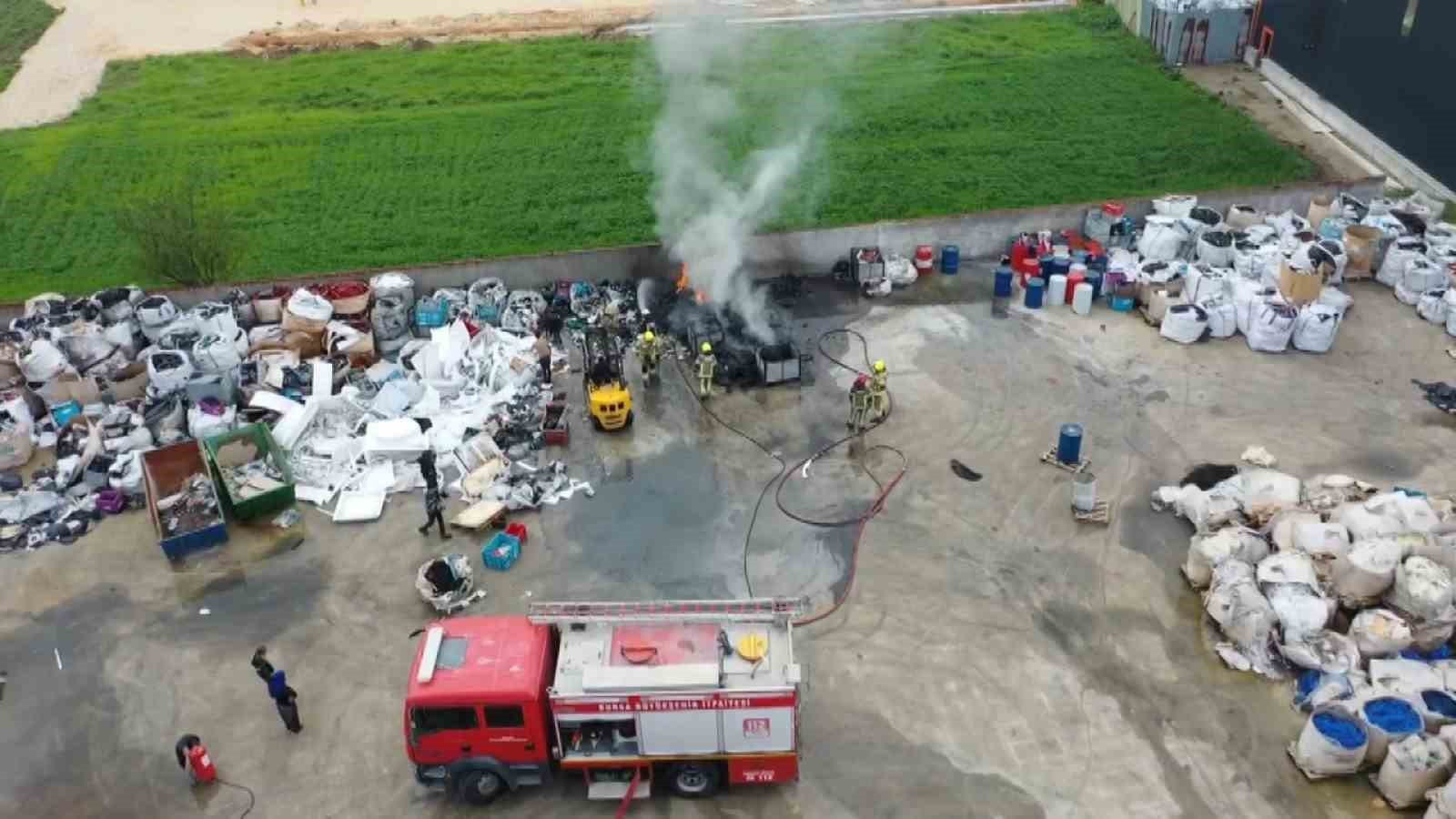 Bursa’da geri dönüşüm tesisinde çıkan yangın havadan görüntülendi