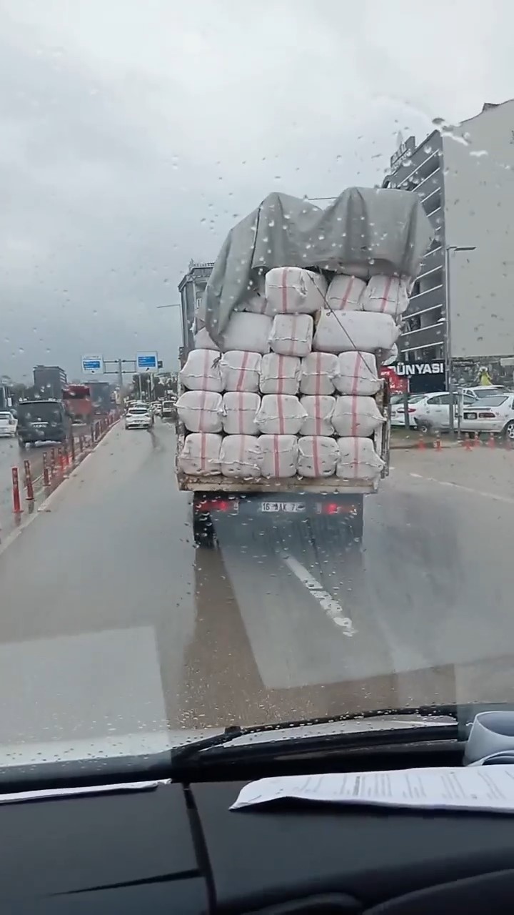 Bursa’da tehlikeli taşımacılık kamerada