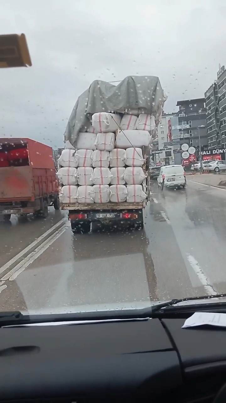 Bursa’da tehlikeli taşımacılık kamerada