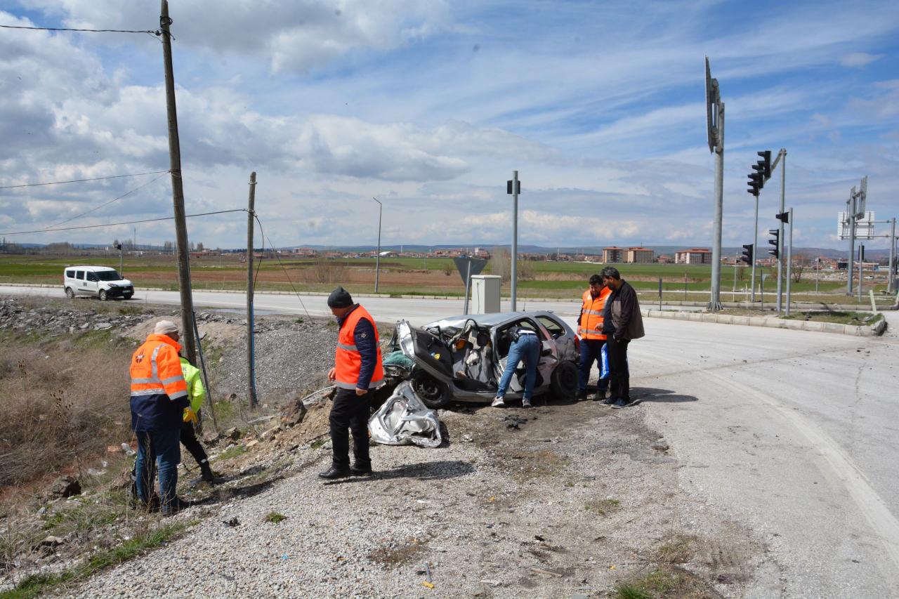 Çorum'da tırla çarpışan otomobildeki 2 kişi yaralandı