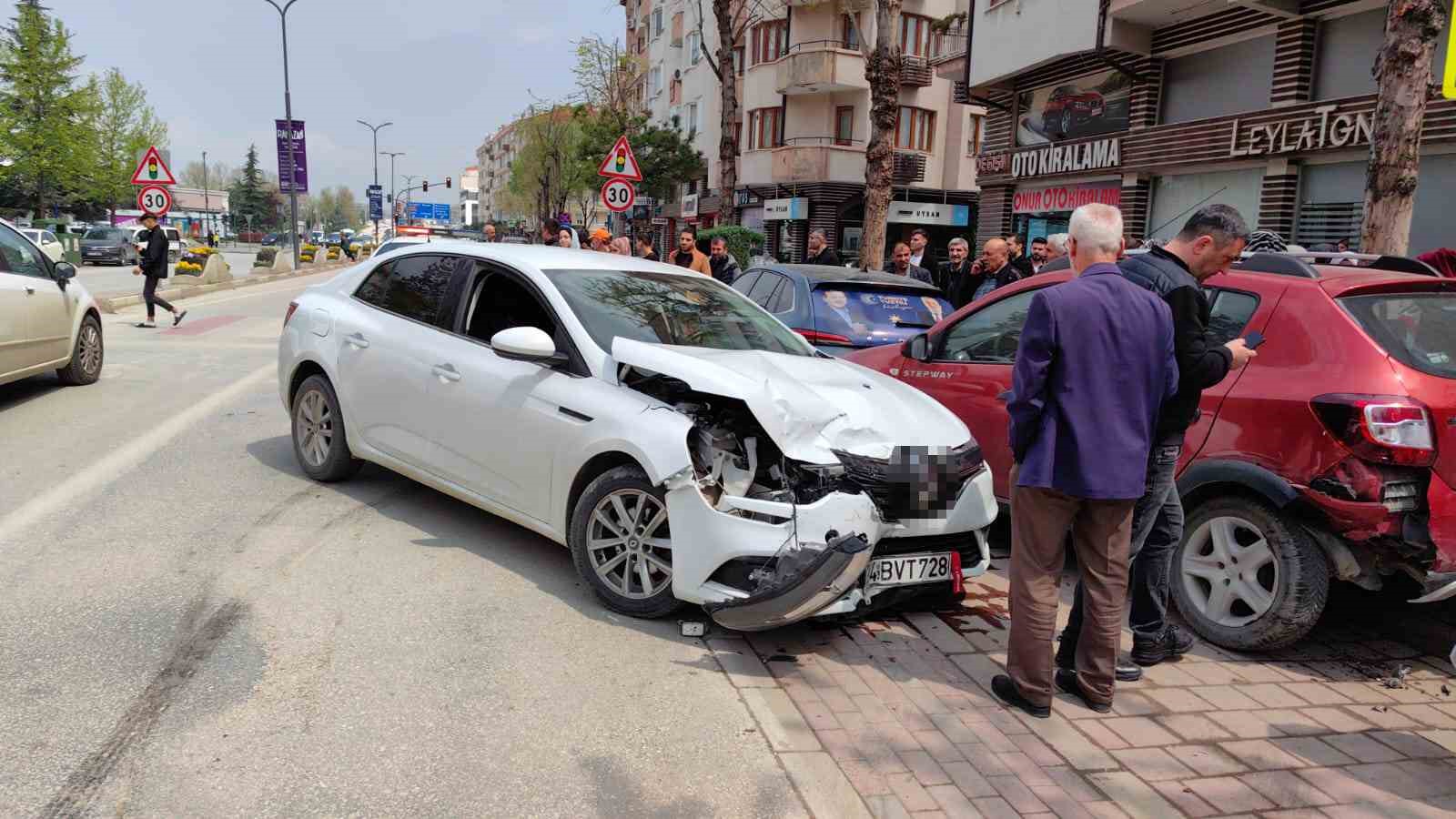 Otomobil park halindeki araçlara çarptı; bayram alışverişini bırakıp izlediler