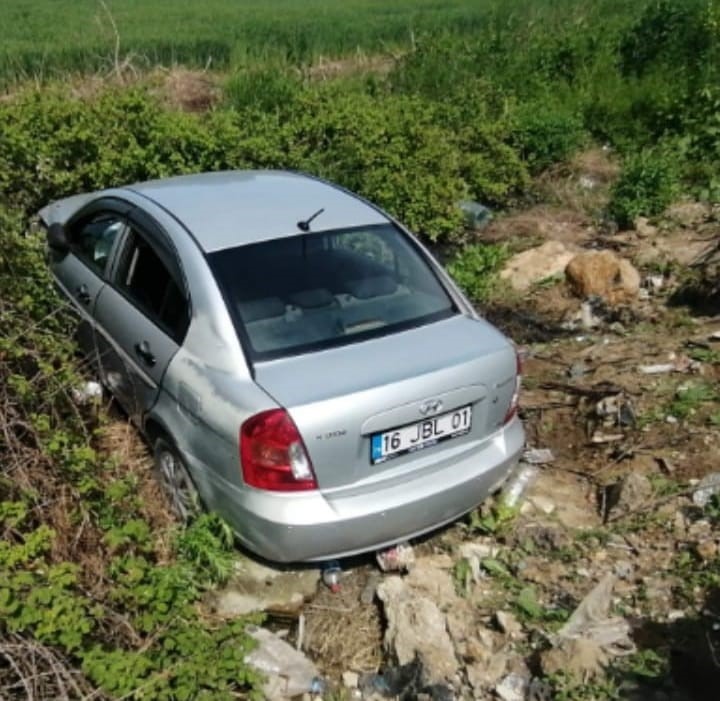 Oy kullanmaya giden ailenin aracı tarlaya uçtu: 5 yaralı