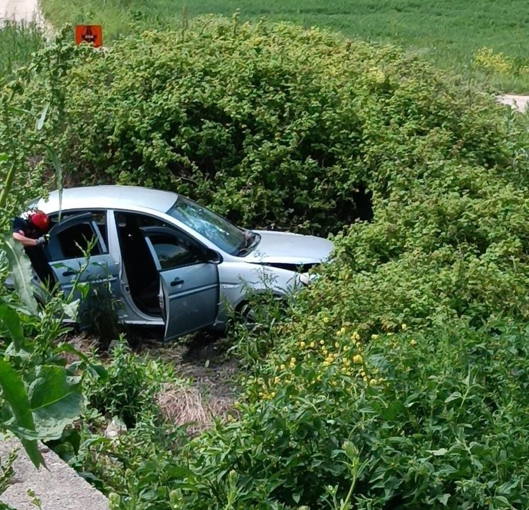 Oy kullanmaya giden ailenin aracı tarlaya uçtu: 5 yaralı