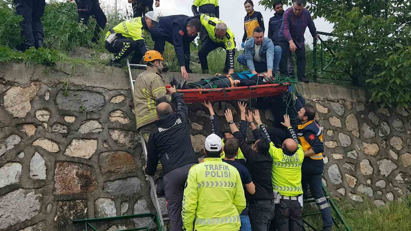 Bayan öğretmen, aracıyla dereye uçtu, emniyet kemeri kurtardı