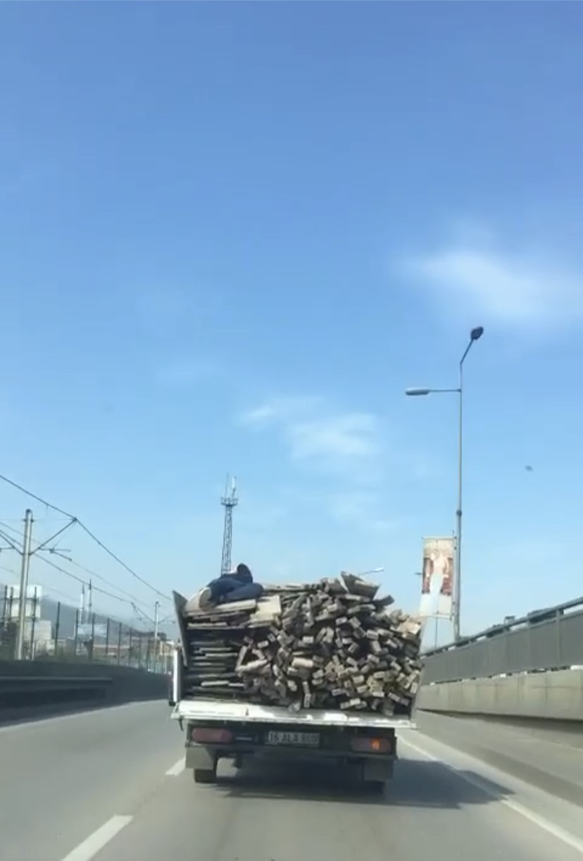 Bursa’da kendi canını hiçe saydı, odunların üstüne uzanarak böyle gitti