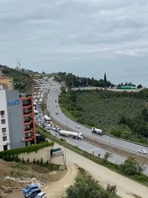 İstanbul yolunda kaza yapan tanker trafiği kilitledi