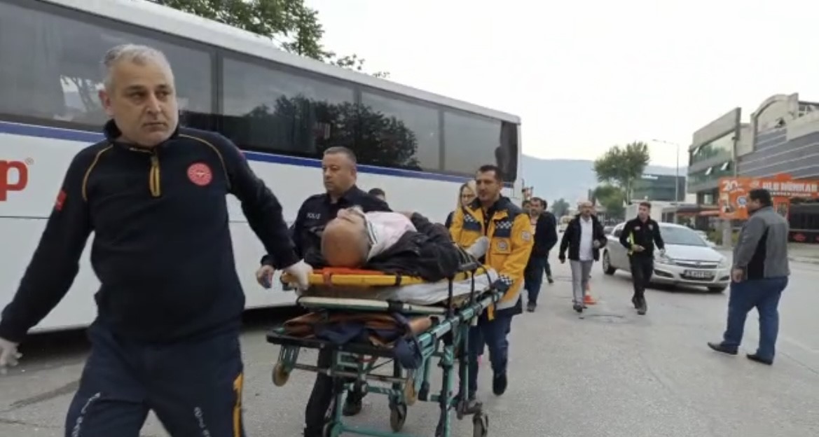 Bursa’da servis otobüsü ile halk otobüsü çarpıştı: 2 yaralı