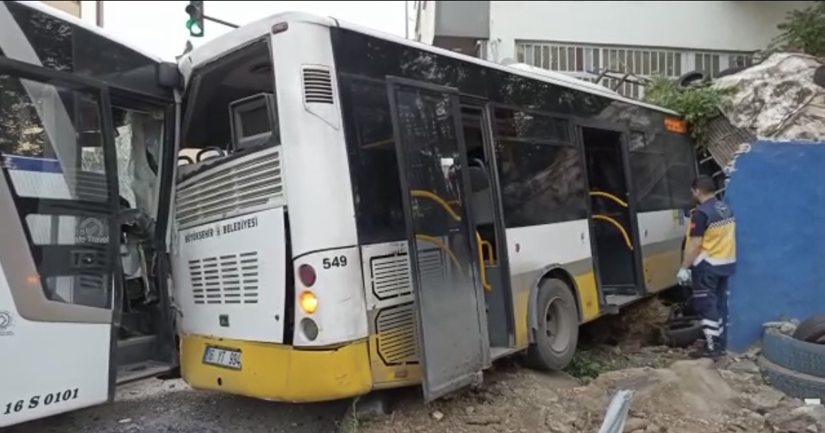 Bursa’da servis otobüsü ile halk otobüsü çarpıştı: 2 yaralı