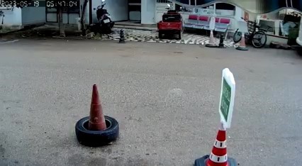 Yolda gördükleri motosikleti 1 dakikada böyle çaldılar