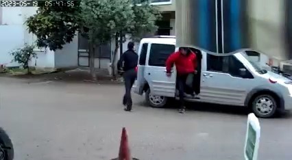 Yolda gördükleri motosikleti 1 dakikada böyle çaldılar