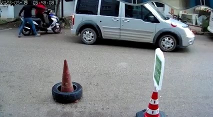 Yolda gördükleri motosikleti 1 dakikada böyle çaldılar