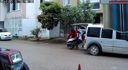 Yolda gördükleri motosikleti 1 dakikada böyle çaldılar