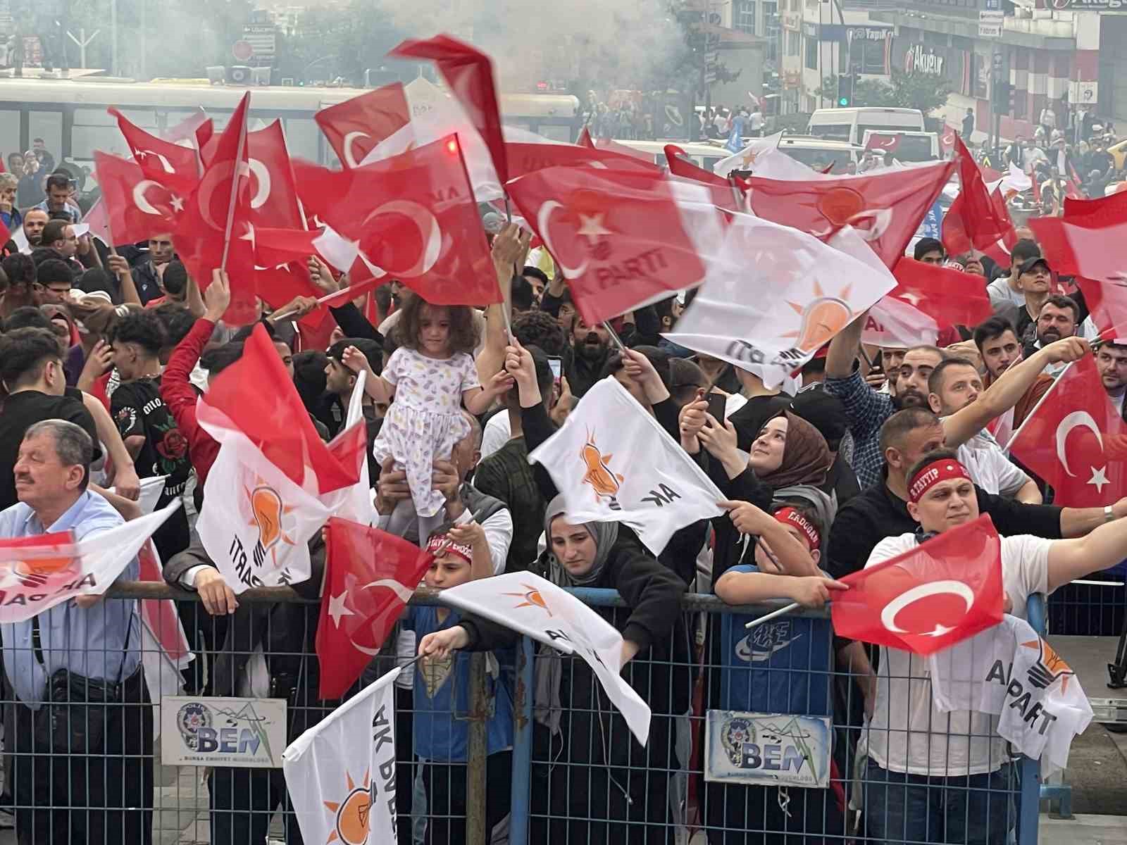 Bursalılar 15 Temmuz Demokrasi Meydanı’na akın etti