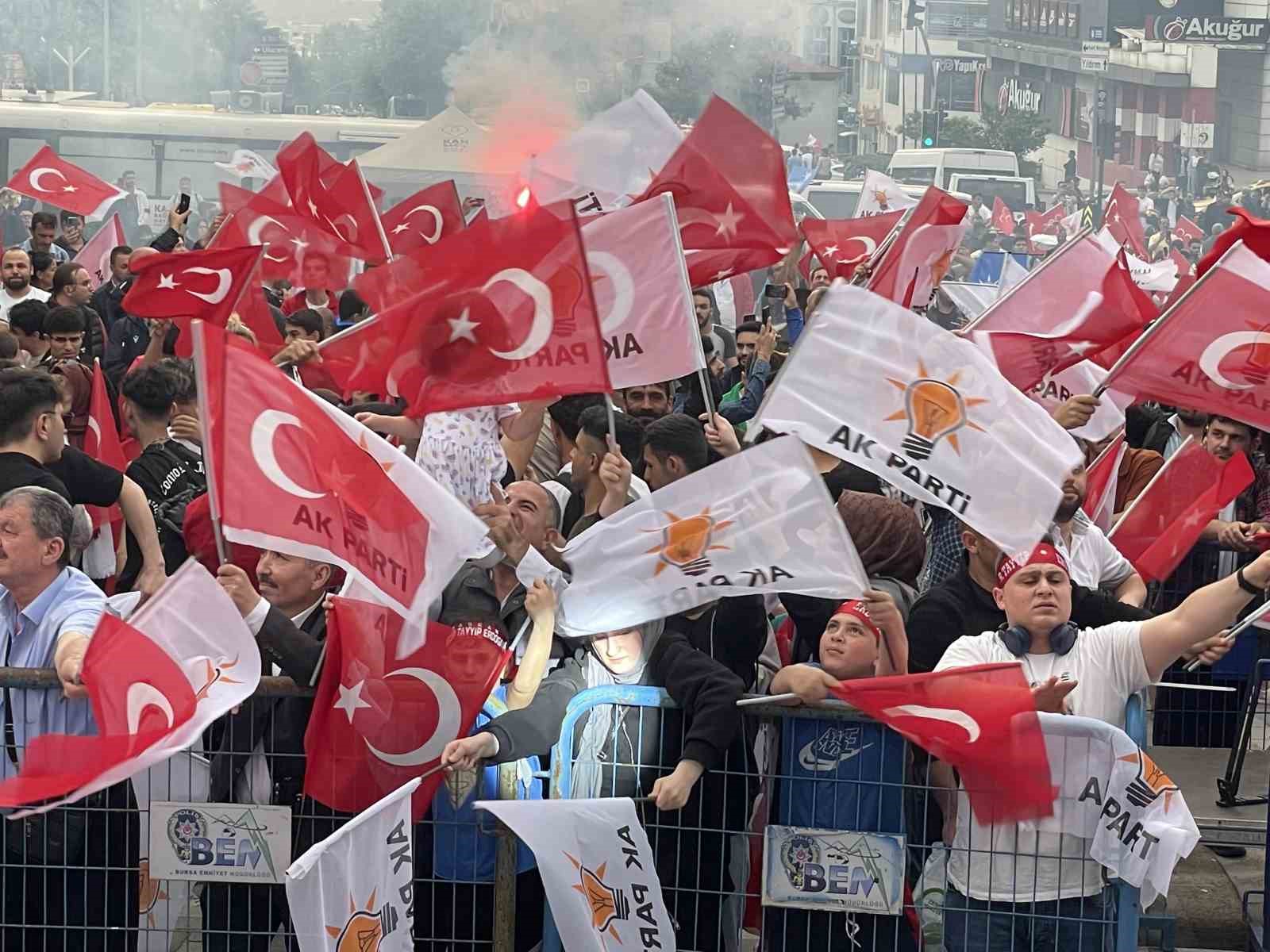 Bursalılar 15 Temmuz Demokrasi Meydanı’na akın etti