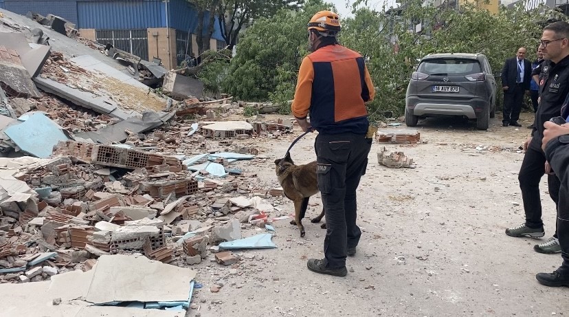 Bursa’da 4 katlı bina yıkım sırasında çöktü, enkazın altında kalmaktan son anda kurtuldu