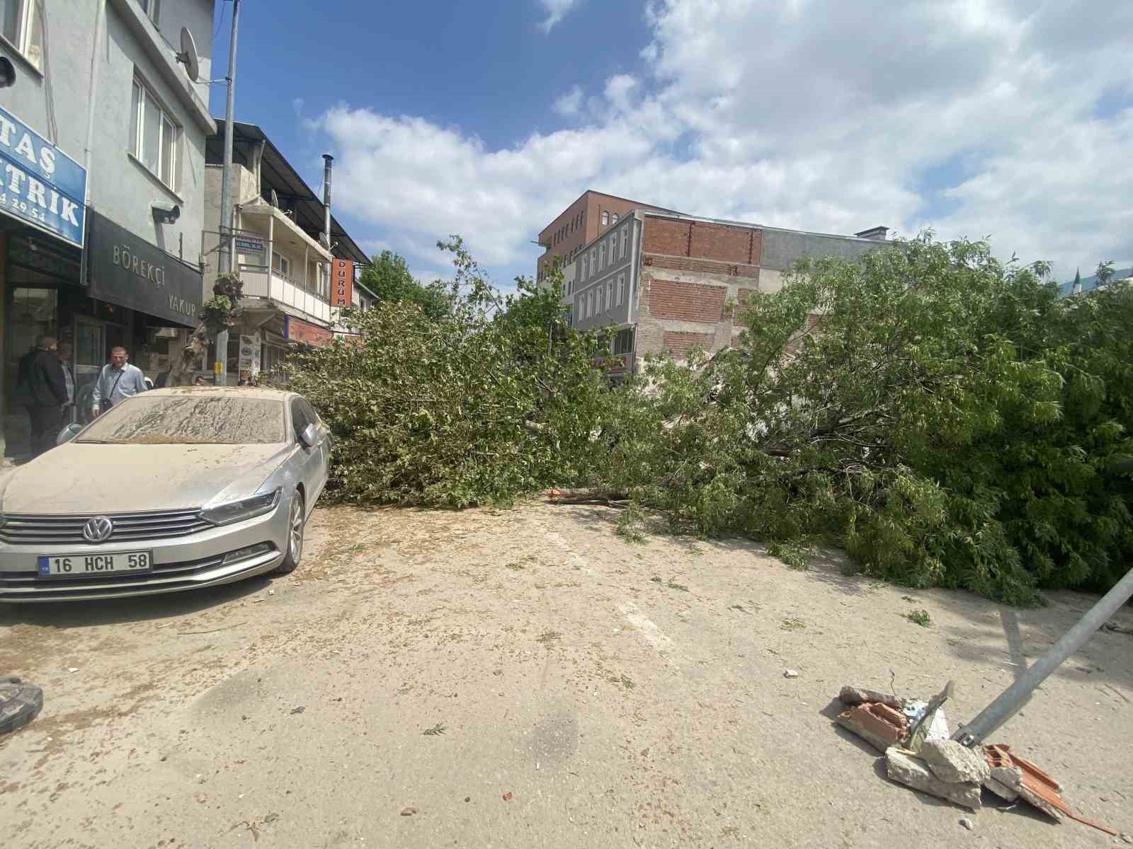 Bursa’da 4 katlı bina yıkım sırasında çöktü, enkazın altında kalmaktan son anda kurtuldu