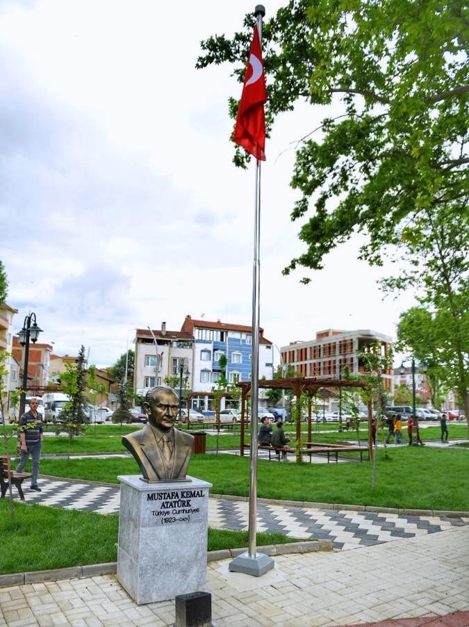 Osmanlının İlk Başşehrine yapılan parkta Türk büyüklerinin büstleri ve 16 devletin bayrakları yer alıyor