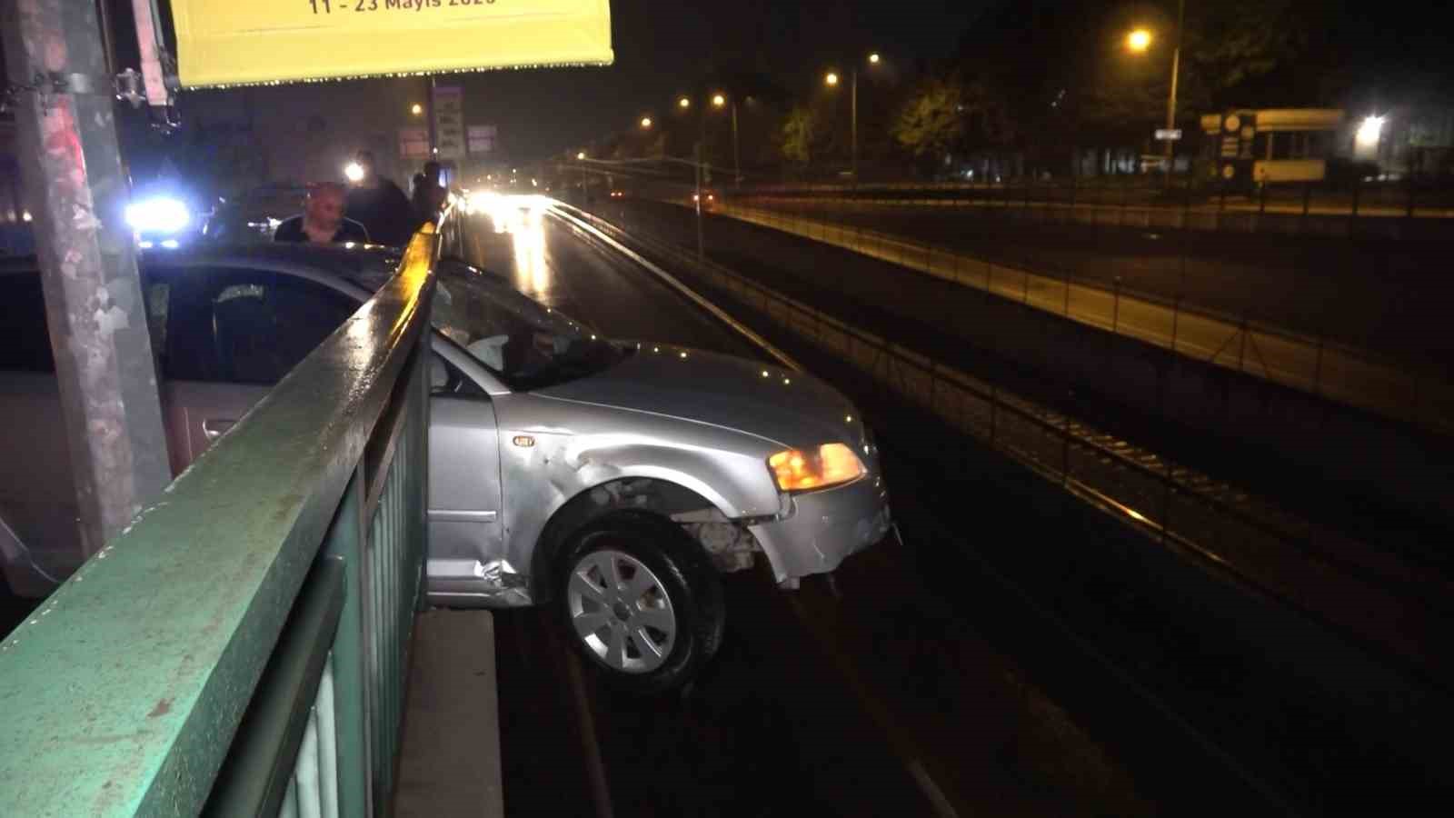 Bursa’da kontrolden çıkıp bariyerlere saplanan otomobil 5 metre yükseklikte asılı kaldı