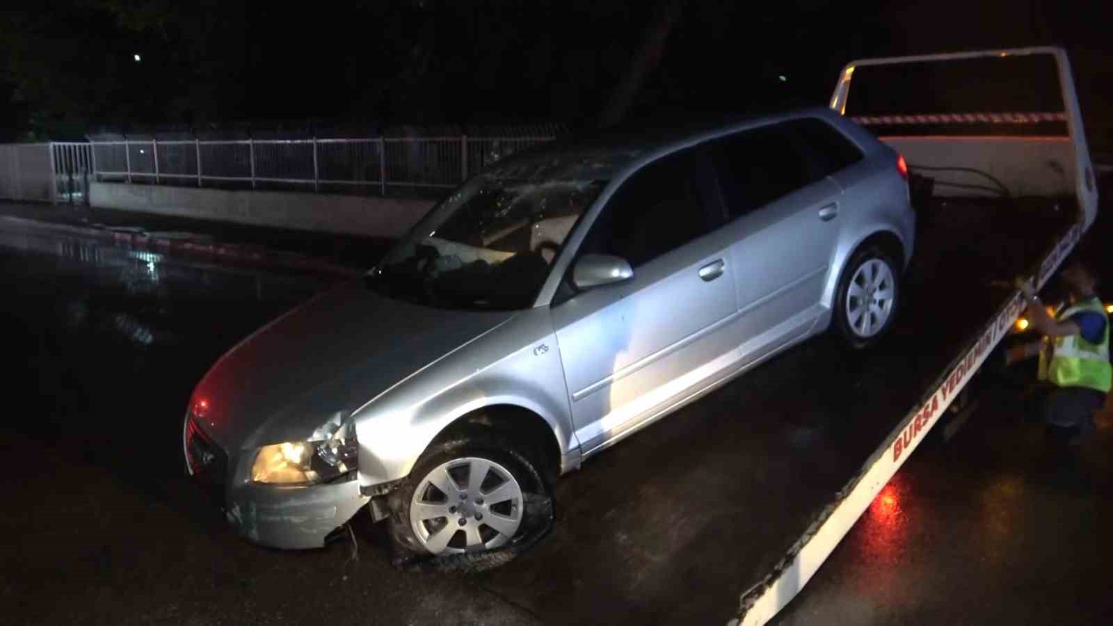 Bursa’da kontrolden çıkıp bariyerlere saplanan otomobil 5 metre yükseklikte asılı kaldı