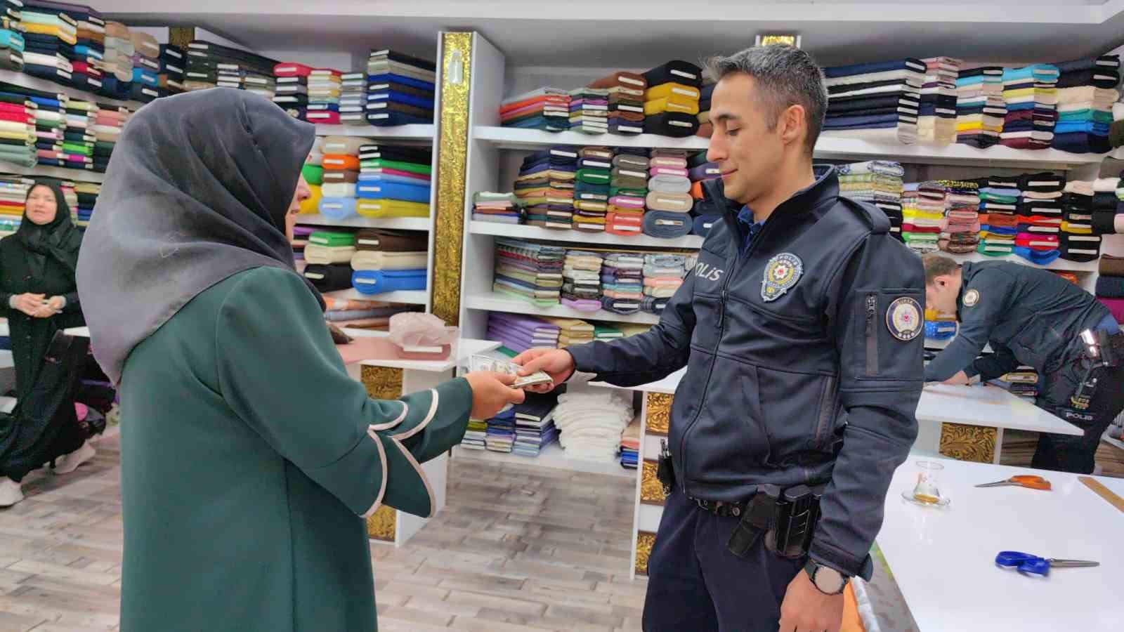 Sokakta bulduğu dolarları sahibine ulaştırdı