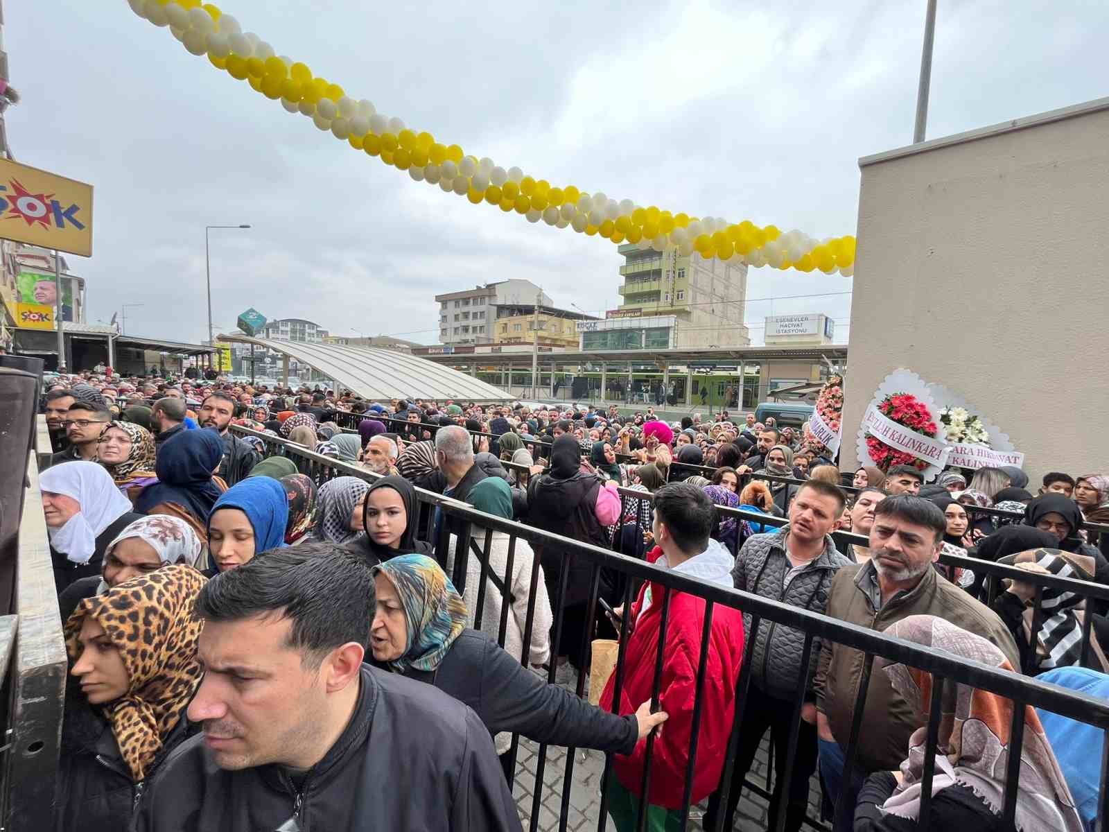 Bursa’da ucuzluk izdihamı...Birbirlerini ezip dükkanı talan ettiler