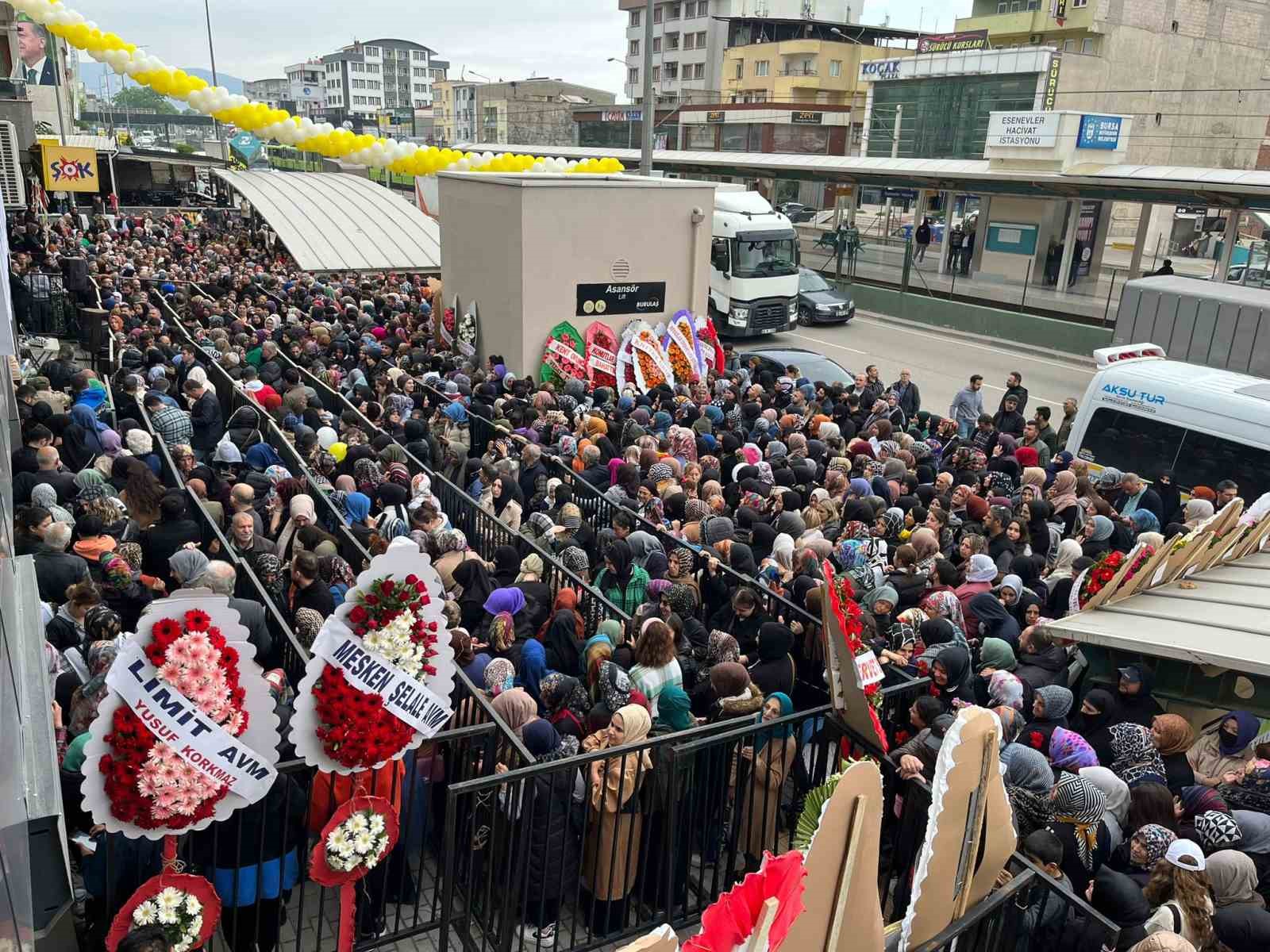 Bursa’da ucuzluk izdihamı...Birbirlerini ezip dükkanı talan ettiler