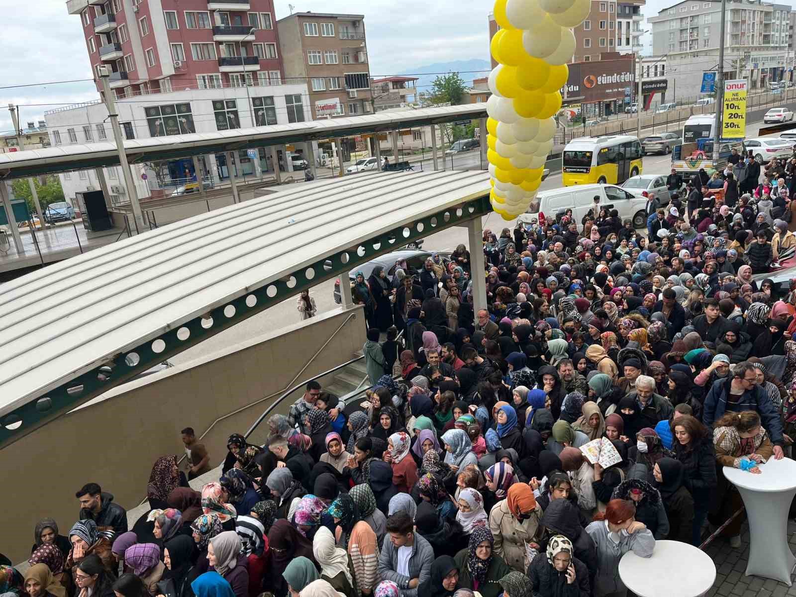 Bursa’da ucuzluk izdihamı...Birbirlerini ezip dükkanı talan ettiler