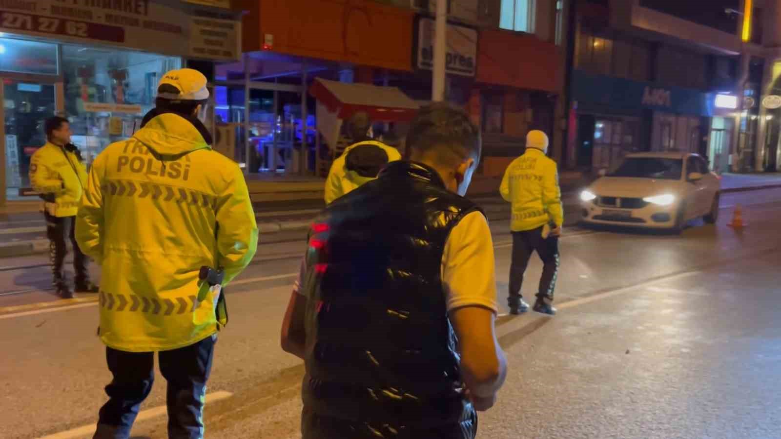 Uygulama noktasına takılan sürücü, “Kaçmaya çalışmıyorum, kaza var sanıyorum” dedi, ehliyetsiz çıktı