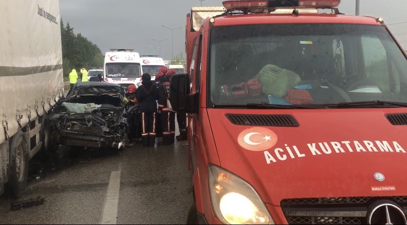 Bursa’da feci kaza, otomobil tıra ok gibi saplandı: 2 yaralı