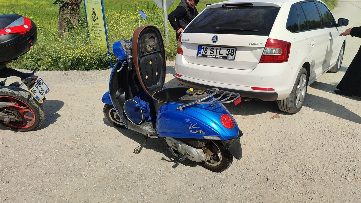 Motosiklet otomobile arkadan çarptı