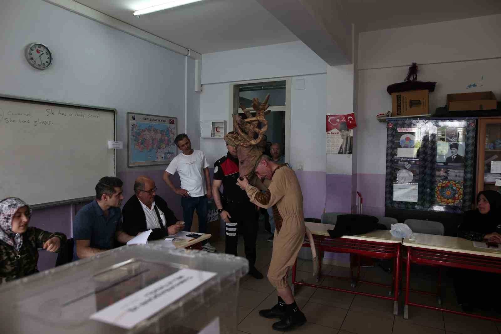 Geyik kostümüyle oy kullanmaya gelince herkes şaşkına döndü