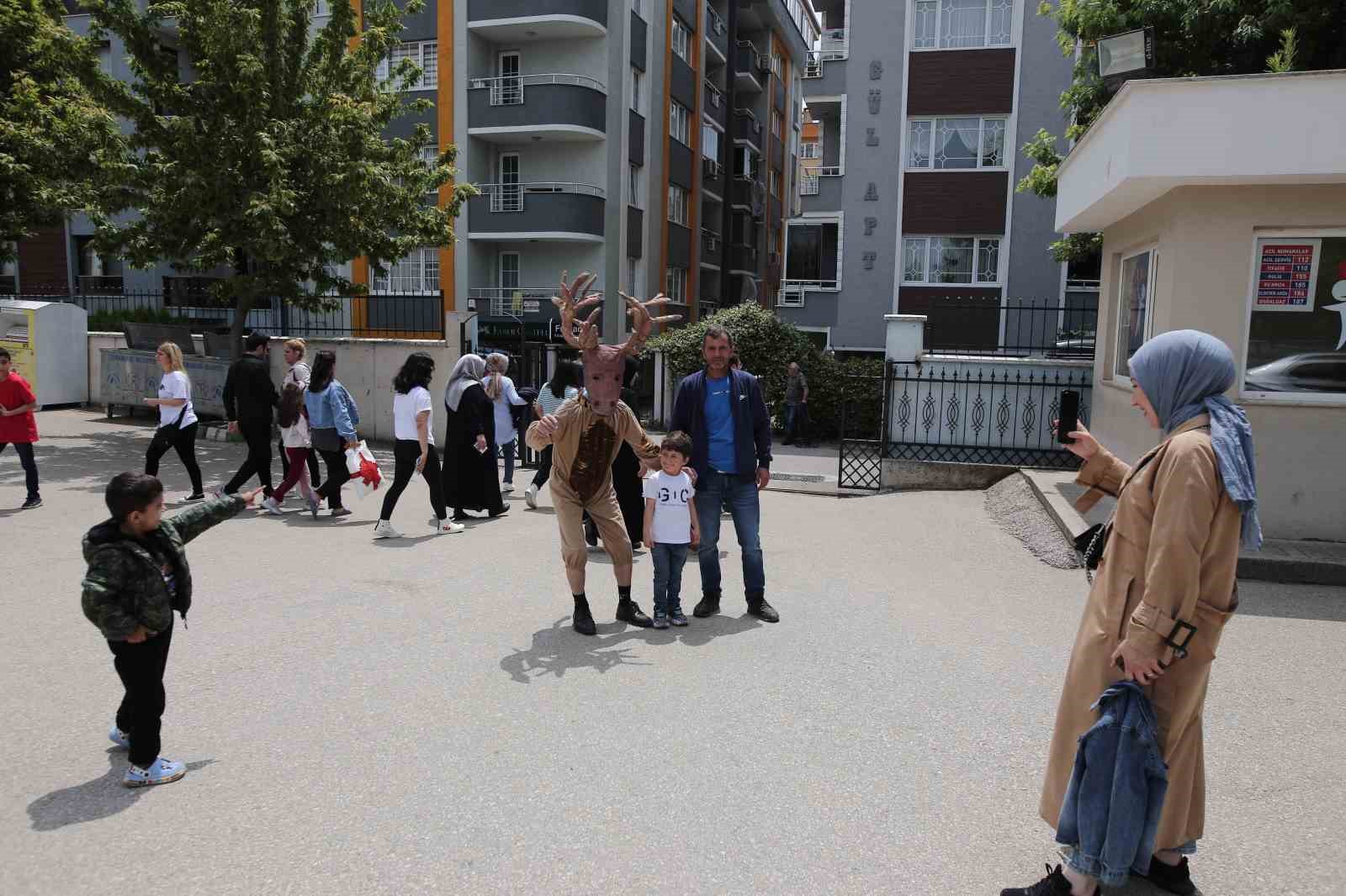 Geyik kostümüyle oy kullanmaya gelince herkes şaşkına döndü